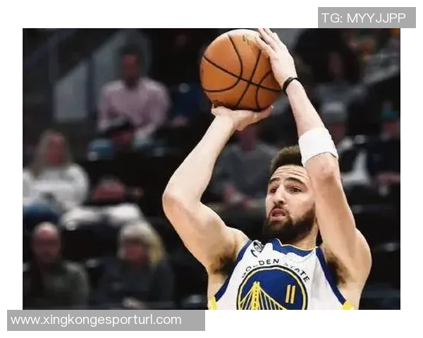 克莱重现昔日风采半场三分表现亮眼单防字母展现防守实力 克莱重现昔日风采半场三分表现亮眼单防字母展现防守实力