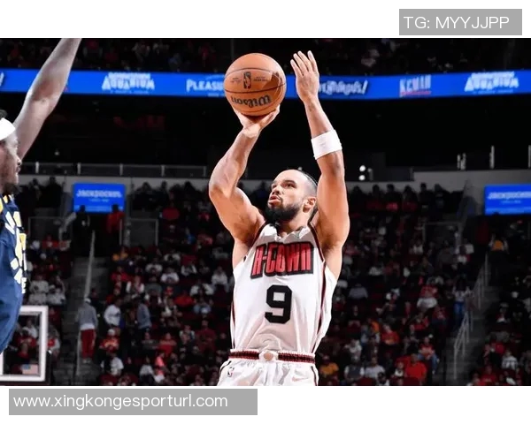 狄龙上半场表现出色12投5中罚球全中独揽14分助力球队领先 狄龙上半场表现出色12投5中罚球全中独揽14分助力球队领先