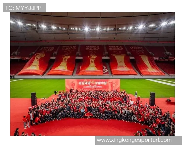 海港三连冠荣耀时刻上海海港足球俱乐部2025赛季总结会圆满召开 海港三连冠荣耀时刻上海海港足球俱乐部2025赛季总结会圆满召开