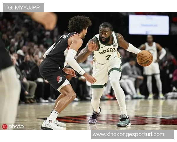 杰伦布朗首节表现起伏明显5投仅1中却抢下7篮板助攻2次失误3次