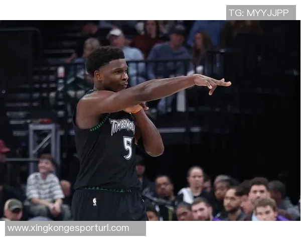 爱德华兹首节表现出色7投5中斩获12分并贡献1次抢断